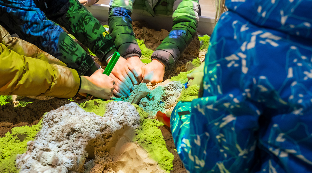 Kinder graben in der Augmented Reality Sandbox im BayernLab Forchheim